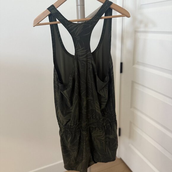 Vuori Clementine Romper Oregano Rainforest Size Medium - Picture 4 of 10